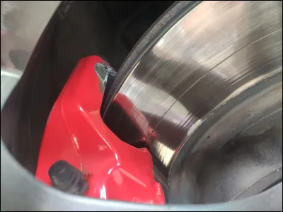 Quelle est la première voiture de série à être équipée de freins à disques ?