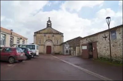 Voici une vue de l'église Notre-Dame-de-l'Assomption, à La Couture. Commune des Pays-de-la-Loire, dans l'aire d'attraction Yonnaise, elle se situe dans le département ...