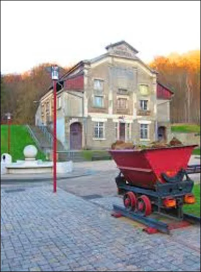 Je vous attends en Lorraine devant la salle des fêtes de Moulaine, à Haucourt-Moulaine. Ville de l'agglomération Longovicienne, dans le Pays Haut, elle se situe dans le département ...