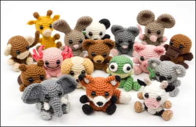 Quelle forme animale représente la peluche en crochet fabriquée par Iris pour son petit frère Thomas ?