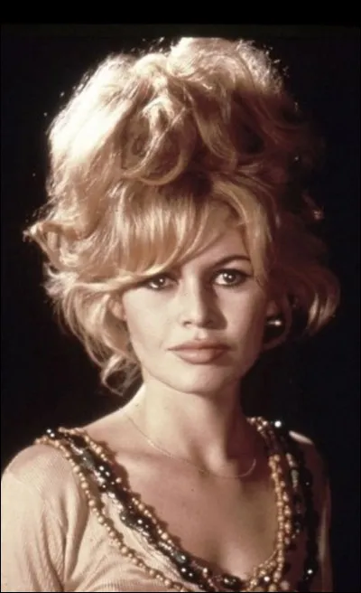 Quel nom de chignon Jacques Dessange a-t-il inventé pour Brigitte Bardot, la coiffure de la star qui était devenue une mode des années 60 ?