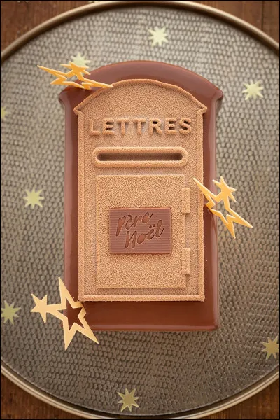 Christophe Michalak vous recommande cette "Bûche aux Lettres", cachant un croustillant praliné-pistache façon chocolat de Dubaï : ma foi, qu'est-ce que ce dernier ingrédient ?