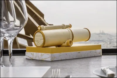 Intitulé ''Voyage extraordinaire'', voici une bûche-lunette servie au restaurant du 2e étage de la Tour Eiffel, lequel se nomme, lui, ... [Complétez !]