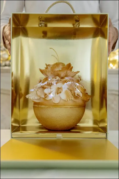 Cette cloche abrite un entremets biscuit vanillé au sucre muscovado... : avant d'aller plus loin, d'où nous vient cet ingrédient et quel personnage historique en raffolait, paraît-il ?