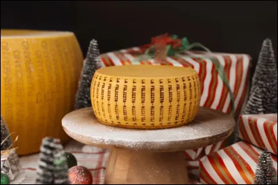 Un f(r)omage avant l'arrivée des vrais (Mages) ? Cette meule de parmesan, sous sa coque en chocolat blanc, se constitue d'un biscuit ... [de quelle façon ?]