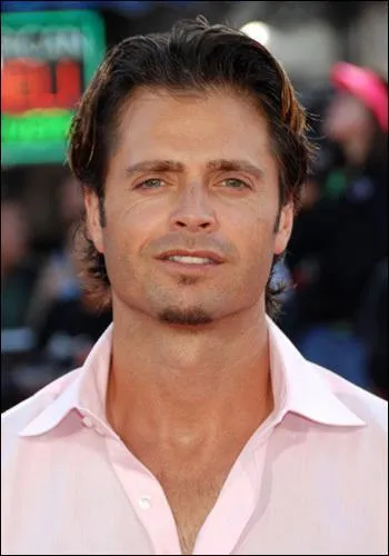 Franais expatri rvl en maillot de bain rouge, c'est David ... .