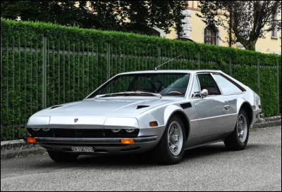 Contrairement aux autres modèles de la marque, ce n'est pas le nom d'un taureau qui a été choisi. En effet, la voiture en illustration porte le nom d'un circuit espagnol, celui de Jarama. Retrouvez moi le constructeur de la "Jarama".