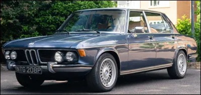 Appelée E3, c'est aux États-Unis qu'elle troque son nom pour prendre celui de "Bavaria", en lien avec le lieu d'origine de son manufacturier. Qui a produit la "Bavaria" ?