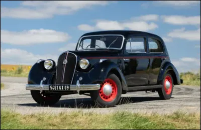 Cette élégante berline d'après-guerre a emprunté son nom à l'ancienne province de l'Artois, au nord de la France. La voiture, réputée pour sa robustesse et son confort mécanique, reflète le caractère solide et classique que le constructeur souhaitait associer à cette terre. Qui est le constructeur de "l'Artois" ?