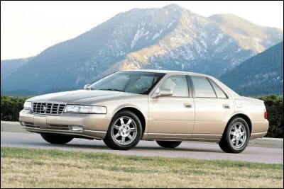 Aux États-Unis, l'Europe est synonyme d'élégance et de sophistication. Quand il a fallu concurrencer la Mercedes-Benz Classe S, c'est le nom de Seville qui a été choisi. En effet, la ville andalouse est mondialement connue pour sa richesse historique et son patrimoine architectural. Qui est le constructeur de la "Seville" ?