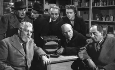 Quel est ce film, réalisé par Luigi Zampa, qui s'attache surtout à décrire des gens simples sous le fascisme à travers l'histoire d'un modeste fonctionnaire sicilien, Aldo Piscitello, contraint, sous Mussolini, d'adhérer au fascisme pour conserver son emploi ?