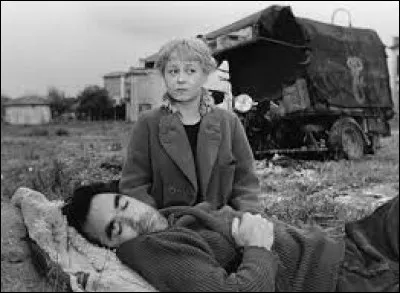 Ce film de Fellini, sorti en 1954, raconte l'histoire de Gelsomina, une jeune femme simple d'esprit (Giulietta Masina) vendue par sa mère à Zampano (Anthony Quinn), un forain ambulant qui l'emmène avec lui sur la route : c'est ...