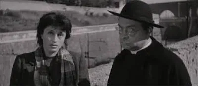 Quel est le réalisateur de "Rome, ville ouverte", film emblématique du néoréalisme ?