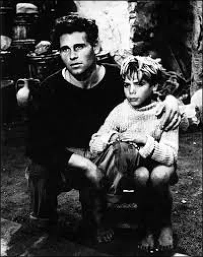 Qui réalise "La Terre tremble", film quasi documentaire tourné en dialecte sicilien, dont l'action se déroule dans les années 1920-1930 dans un petit village de pêcheurs situé sur la côte est de Sicile ?