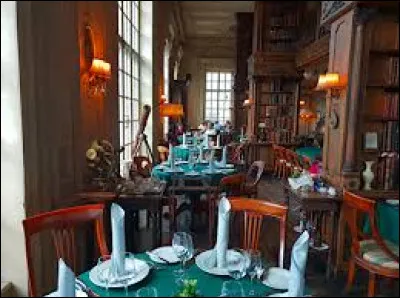 Dans quelle chanson de Gilbert Bécaud est évoqué le café Pouchkine ?