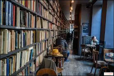 Comment s'appelle ce lieu de réunion où l'on parle de littérature, échange des idées, écoute des extraits de livres lus par des comédiens, assiste à des spectacles érudits tout en dégustant un café ou toute autre boisson ?