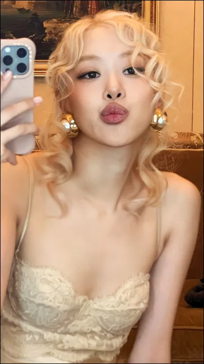 Tu la préfères les cheveux...