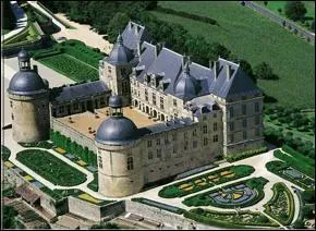 Trs beau chteau situ en Dordogne  la limite de la Corrze et de la Haute-Vienne. Quel est son nom ?