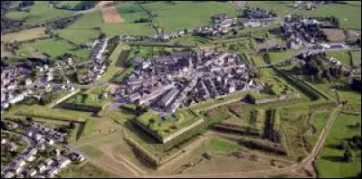 Comment se nomme cette ville à l'urbanisme étoilé unique en France ?