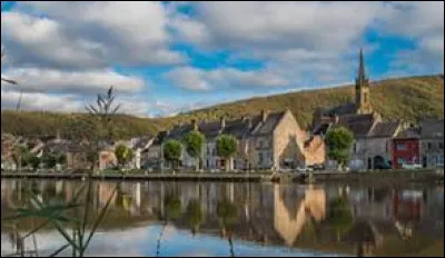 Quel surnom est donné au village de Fumay ?