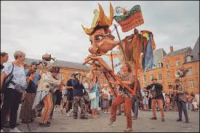 Où se déroule le Festival Mondial des Théâtres de Marionnettes ?