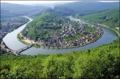 Quel nom porte cette ville surnommée "la perle des Ardennes" ?