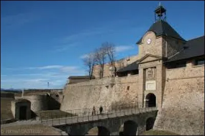 Je vous propose de faire une halte en Occitanie, à la citadelle de Mont-Louis. Village fortifié par Vauban, dans l'arrondissement de Prades, il se situe dans le département ...