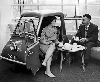 Comment pourrait se prénommer cette hôtesse qui fait la promotion de cette voiturette anglaise ?