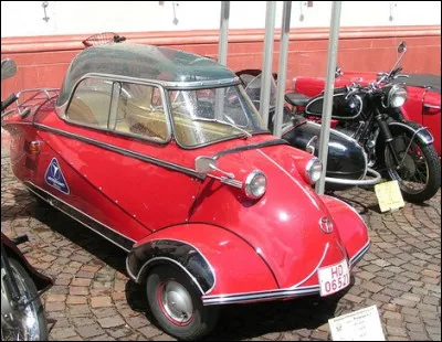 Voici une sorte de cockpit d'avion monté sur roues. Quel est le nom de cette voiturette pour le moins originale ?