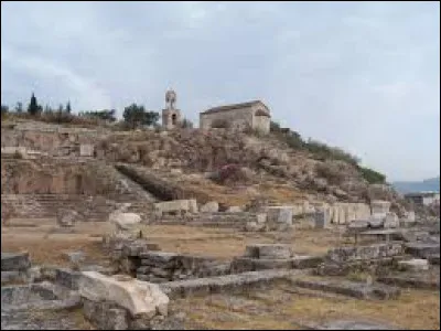 Cette cité d'Attique, située à vingt kilomètres environ à l'ouest d'Athènes sur le golfe Saronique, est connue dans l'antiquité pour son sanctuaire et les "mystères", culte agraire rendu à Déméter, qui s'est étendu à toute la Grèce puis à tout l'Empire romain :
