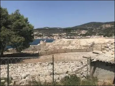 Cette cité, l'une des douze villes membres de la Ligue ionienne, a joué un rôle important dans l'essor de la colonisation grecque en Méditerranée occidentale au VIIe siècle av. J.-C. :