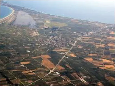 Cette cité, située sur l'isthme de Pallène, en Chalcidique, dévastée par les Perses en 480, a été une alliée d'Athènes au Ve siècle puis détruite par Philippe II de Macédoine en 356 :