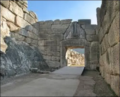 Située dans l'est du Péloponnèse sur une colline dominant la fertile plaine d'Argos, cette cité connait son apogée à l'âge du bronze avant un déclin à partir du VIe siècle, supplantée par Argos :