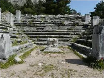 Cette cité grecque d'Ionie, située sur l'embouchure du Méandre, était l'une des douze villes membres de la Ligue ionienne, alliée d'Athènes aux Ve et IVe siècles :