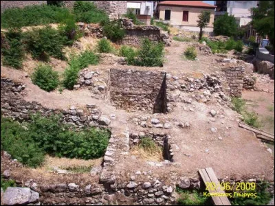 Cette cité de Béotie, fondée selon la légende par Cadmos, a été une importante puissance militaire au IVe siècle, avant sa prise et destruction par Alexandre :