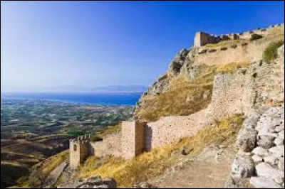 Quelle est cette cité maritime et commerçante, dominée par son acropole, située dans un site stratégique au bord de son golfe ?