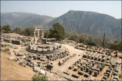 C'est un célèbre sanctuaire panhellénique, situé au pied du mont Parnasse, en Phocide, où parle l'oracle d'Apollon :