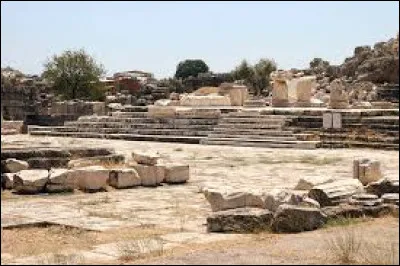 Cette cité, située entre l'Attique et la Béotie sur le golfe Saronique, au passage entre la Grèce centrale et le Péloponnèse, a été marquée par sa rivalité avec Athènes :