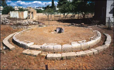 C'était une importante cité maritime et commerçante de l'île d'Eubée, située sur le détroit de l'Euripe qui sépare Eubée de la Béotie :