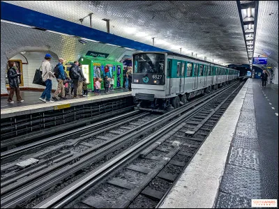 Cette rame de métro me semble douteuse, pas vous ?