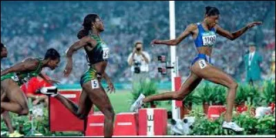 Deux médailles d'or, au 200 m et au 400 m pour Marie-José Pérec, et l'or aussi pour Jean Galfione à la perche : c'était en ...