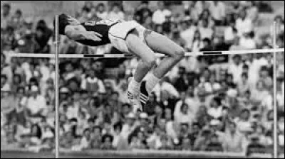 Richard / Dick Fosbury remporte l'or au saut en hauteur ; il réalise un saut en rouleur dorsal dos à la barre qui a totalement supplanté le traditionnel rouleau ventral : c'était en ...