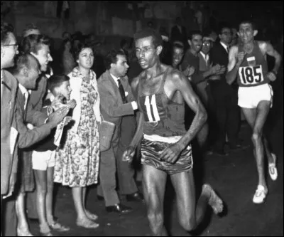 Abebe Bikila, en remportant le marathon, devient le premier Ethiopien médaillé olympique en ...