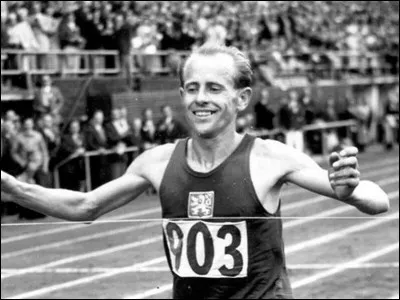 Le Tchécoslovaque Emil Zatopek remporte successivement le 10 000 m, le 5 000 m et le marathon : c'était en ...