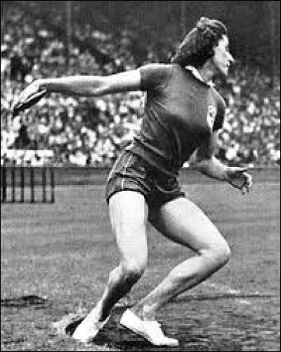 Micheline Ostermeyer remporte deux médailles d'or au poids et au disque : c'était en ...