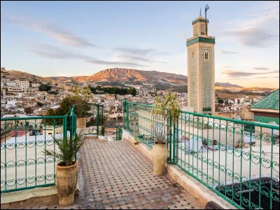 Quelle ville marocaine est considérée comme la capitale spirituelle du pays ?