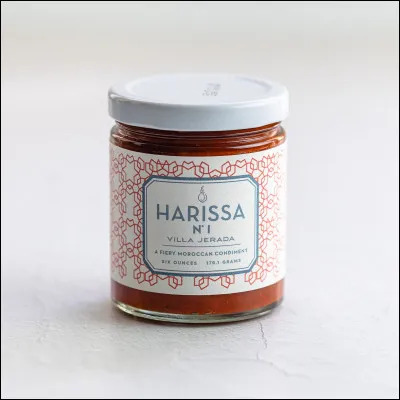 Quel ingrédient est essentiel dans la sauce piquante tunisienne appelée harissa ?