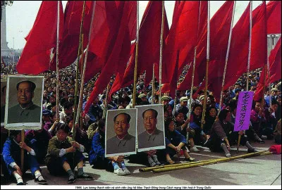 La "Révolution culturelle", lancée en 1966 et menée par les Gardes Rouges, a plongé le pays dans le chaos et a fait de nombreuses victimes au nom de la lutte contre "les quatre vieilleries" ; le président de la République battu par les gardes rouges, est destitué en octobre 1968, doit faire son auto-critique et meurt en prison en 1969. De qui s'agit-il ?