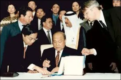 L'entrée de la Chine à l'OMC a représenté un tournant majeur dans l'histoire récente du pays et pour l'économie mondiale : en quelle année était ce ?