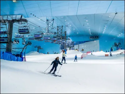 Quelle station de ski intérieure se trouve à Dubaï ?